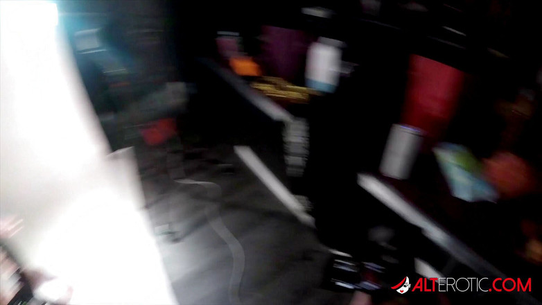 Alt Erotic: V zákulisí s novým tetováním hrudníku Amber Luke