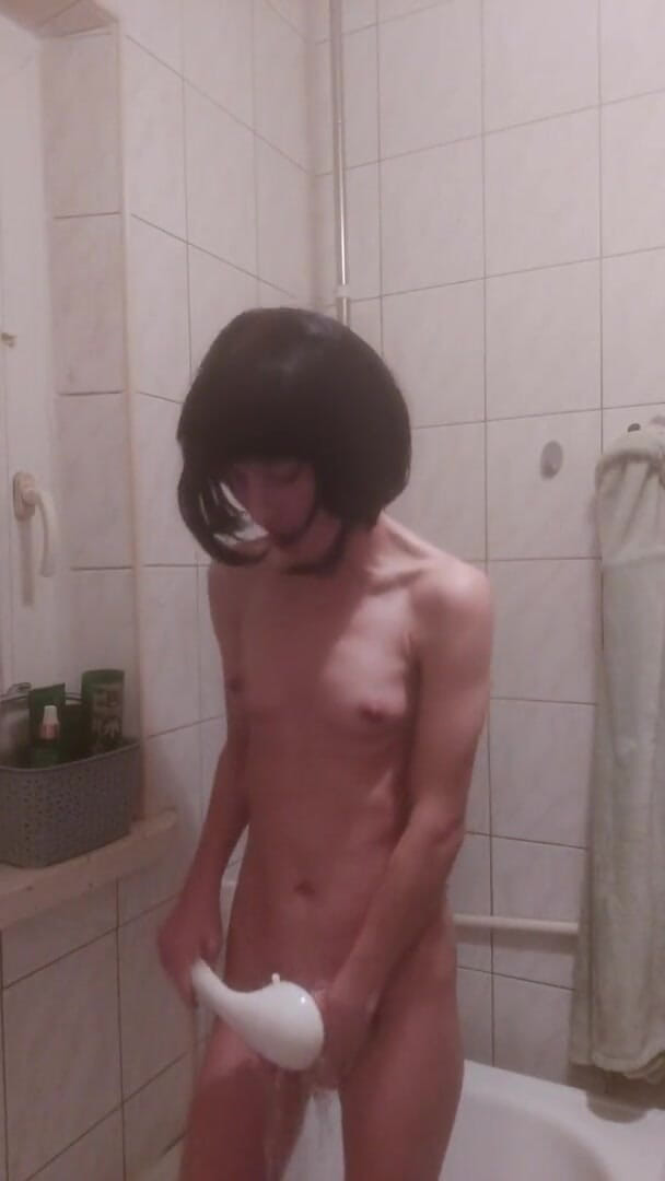 Wet Pussy Fuck: Polska nastolatka masturbuje się pod prysznicem głośnym orgazmem