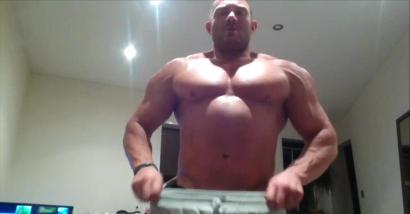 Jack stacked: Nach dem fitnessstudio verschwitzte muskelanbetung