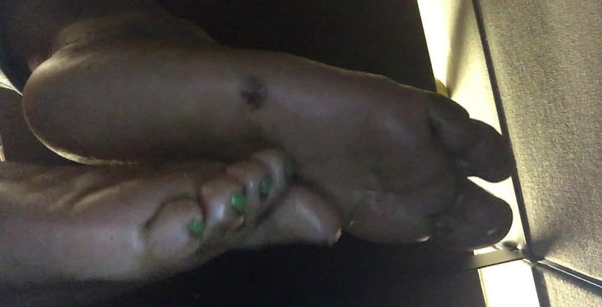 Baby Soles: Cận cảnh đôi chân gỗ mun nóng bỏng của tôi