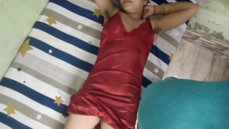 Pyaripooja22: 热辣的年轻嫂子在红色睡衣房间里给老板打电话,和胖土地做爱