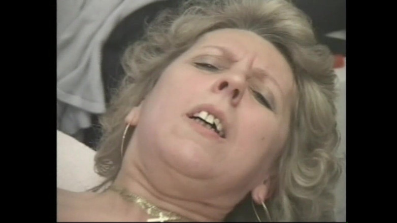 Vintage megastore: 穿着性感内衣的奶奶与毛茸茸的阴户性交和射在大奶子上被巨大的复古鸡巴射精