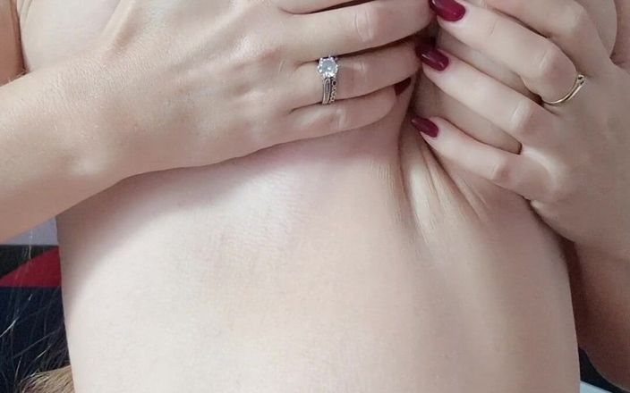 Anna Lynx: Slickar mina stora naturliga bröst