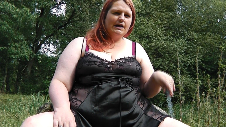 tammara big: Outdoor With A Dildo