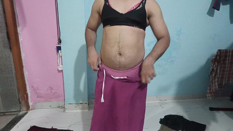 LovedSunsine1990: Jeden po druhém jsem si oblékl všechny šaty své ženy.