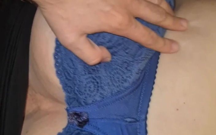 Busty granny: Fat granny takes off her blue bra