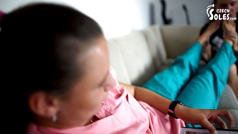 Czech Soles - foot fetish content: Ідеальні ноги гарної медсестри обожнює лікар