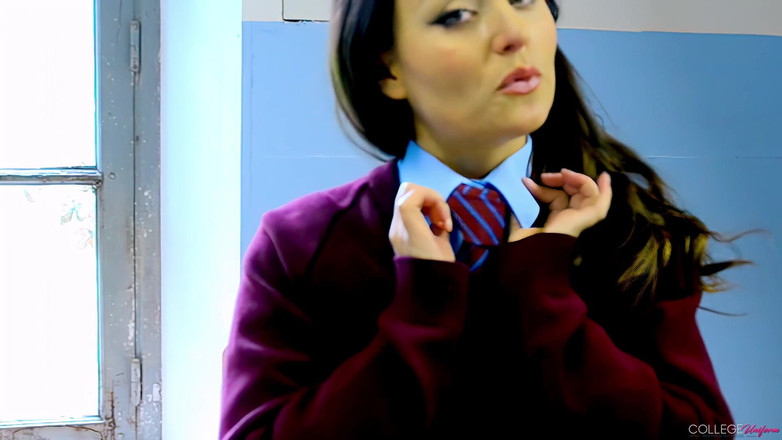 College Uniform: Nói chuyện đồng phục với Carla Brown