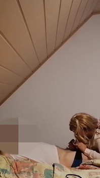 Pulchna blondynka chciała jeździć na moim kutasie ponownie rano, bez zdejmuje buty, usiadła na mnie