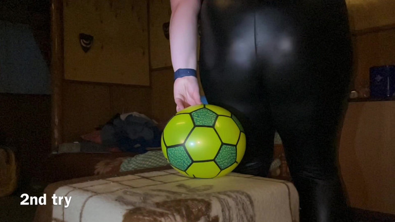 BeachBallsDuo: Bigbootylucy और dragon agressively अपने 180kgs के नीचे रबर के 6 गेंदों को चबूतरे पर बैठाते हैं!