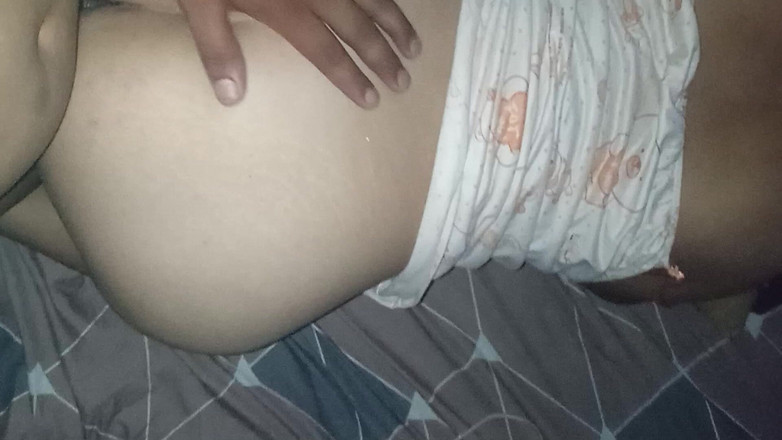 E-Alfa: 그는 그녀의 잠옷에 이웃을 발견하고 그녀를 섹스를 진행