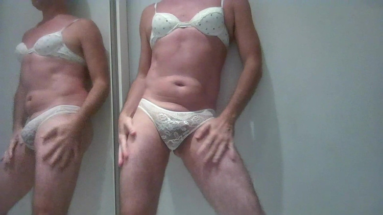 Alan Long: パンティ姿でビルの階段を下りる!