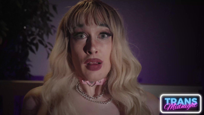 Trans Roommates: August, una splendida bellezza bionda trans in calze viene scopata...