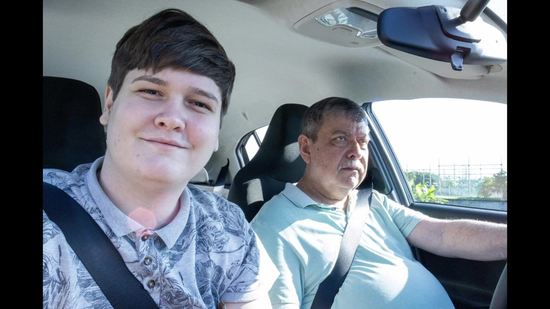 Carlos And Junior: Ayah tiri kencing di tempat awam