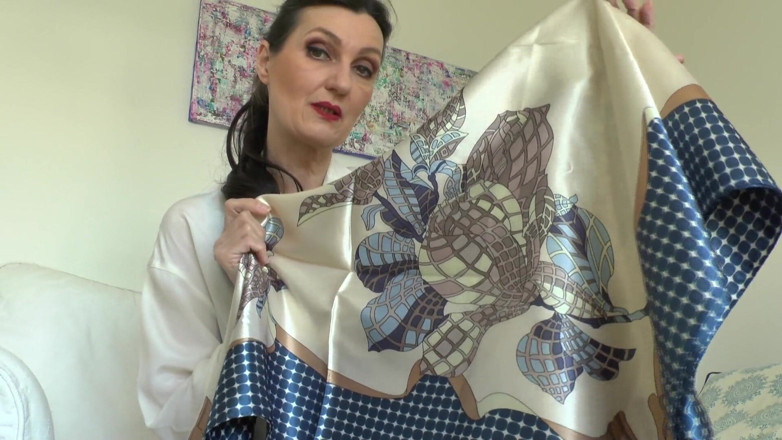 Lady Victoria Valente: Můj nový saténový šátek vás přiměje chtít stříkat a slabý, scarf...