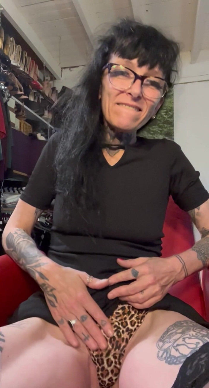 aewin11: Stříkající MILFka Aewin používá mokrou kundičku s prsty