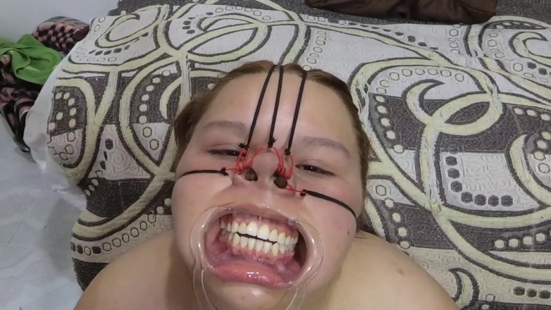 Sado Hentai: Wajah perbudakan wanita cantik besar dengan air mani di atasnya