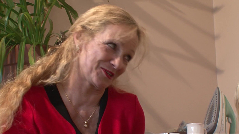 Deutscher Sex Report: Три горячие женщины развлекаются с дилдо