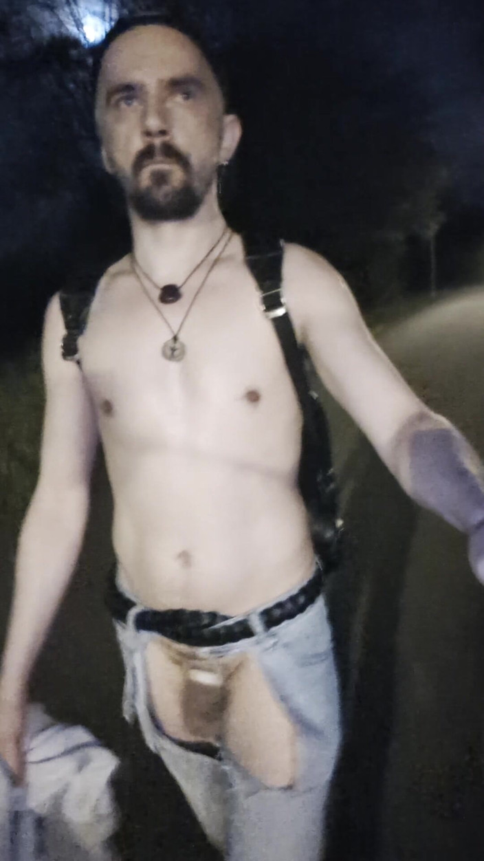 kinkygaynudist: Odvážná procházka v tangách!