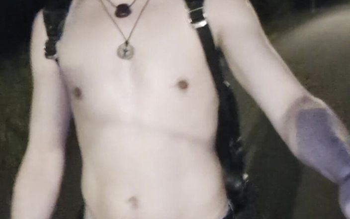 kinkygaynudist: 大胆走在丁字裤！