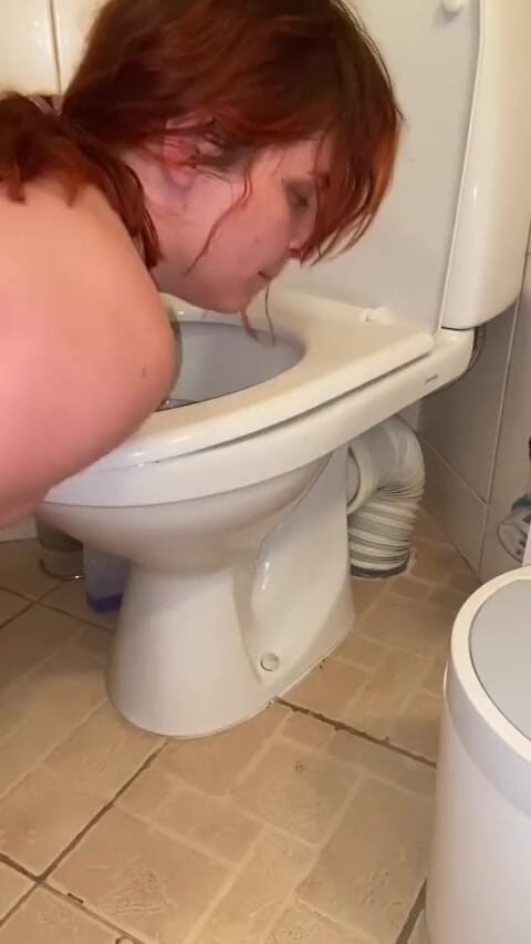 Elena917: Pissing and cleaning the toilet with my tongue