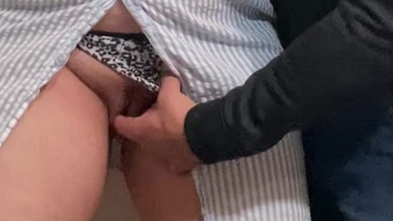 PriyaNaavya: サブウェイで見知らぬ変態が私のアソコを擦っている