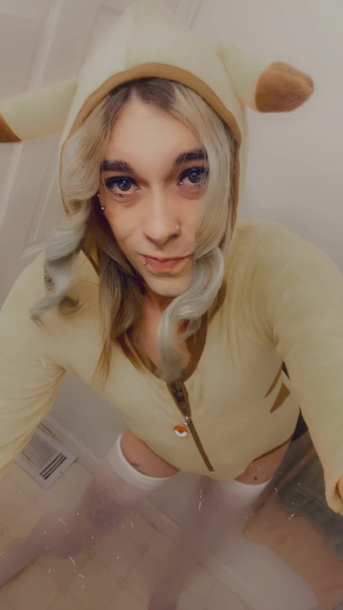 CarmenMelatonin: Geiles pikaGirl liebt sex