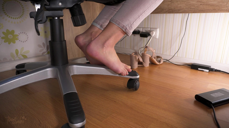 Teasecombo 4K: Tachinare cu biroul de venerare a picioarelor sub birou