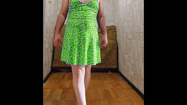 Kitty_Cross: Splendida femminuccia mostra le curve con mosse giocose