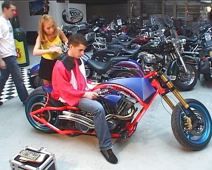 Planete Francaise: 两个狂野的法国女士可以承受拉长鸡巴