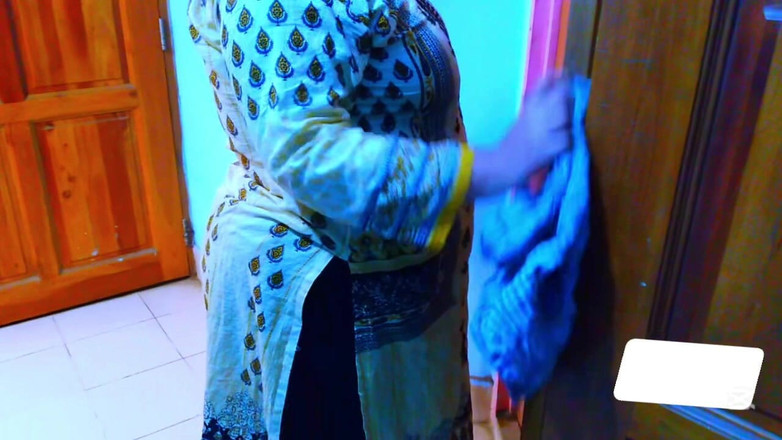 Aria Mia: インドのムスリムでホットなデシ系継母が、部屋を掃除しているときに継息子に犯されました