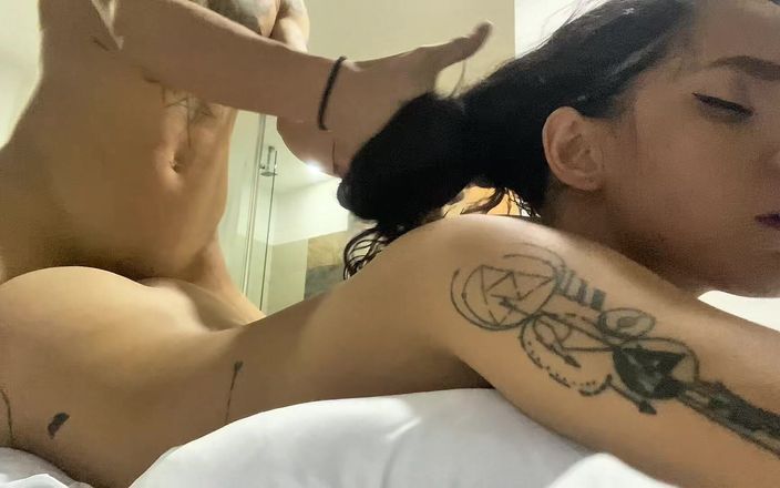 Chia 369: Latina styvmamma ber mig om en massage, men jag ger...