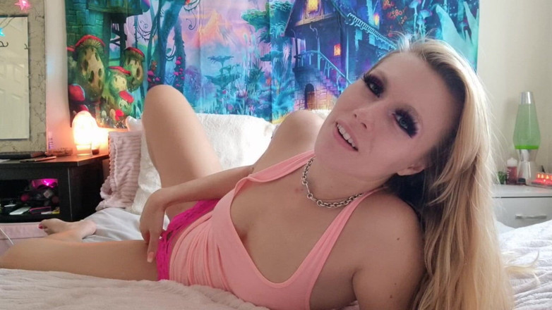 Michelle Moist: El coño sigue mojando mientras froto mi clítoris con mi...