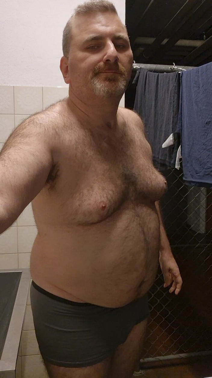 ChubbyDaddyBearLuka: Orso Grasso E Peloso Si Spoglia in Lavanderia