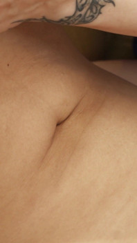 La mia vera bambola flessibile carina viene scopata con un dildo