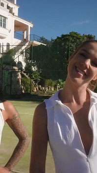 Nadržená trojka s lesbičkami Alexis Crystal a Black Angel