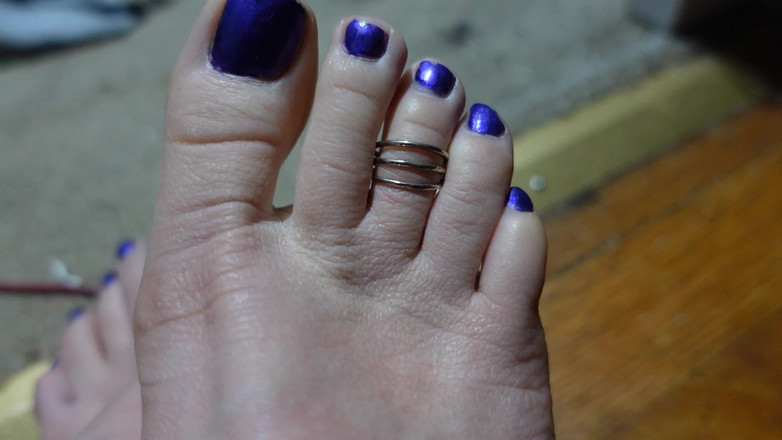 Deanna deadly: Dedo do pé balançando com toe ring e toenails roxas