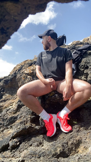 Robex Hib: Hot bearded guy jerking off on the rocks, exhib solo...