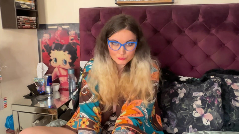 MissFFW: Cewek nakal ini lagi mencoba kacamata barunya yang nggak bisa...