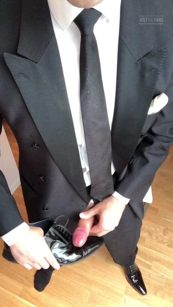 Master Shiny Shoes: Дрочка в черном костюме