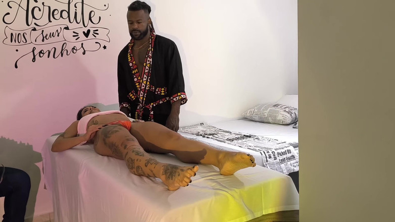 Nurseblack: Gentil corno levou esposa para fazer uma massagem tântrica com...