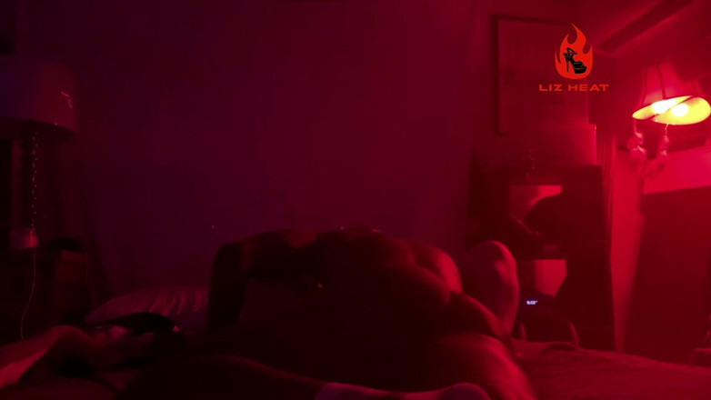 Liz Heat: Femme Mariée Mature Dévergondée - Soirée Rouge