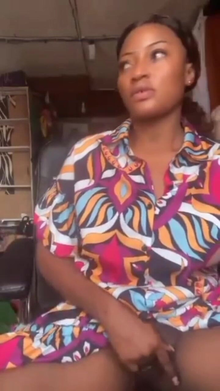 Me and my new slut: Публічна мастурбація збудженої мами, яка грає зі своєю жирною пиздою в її магазині для свого коханця