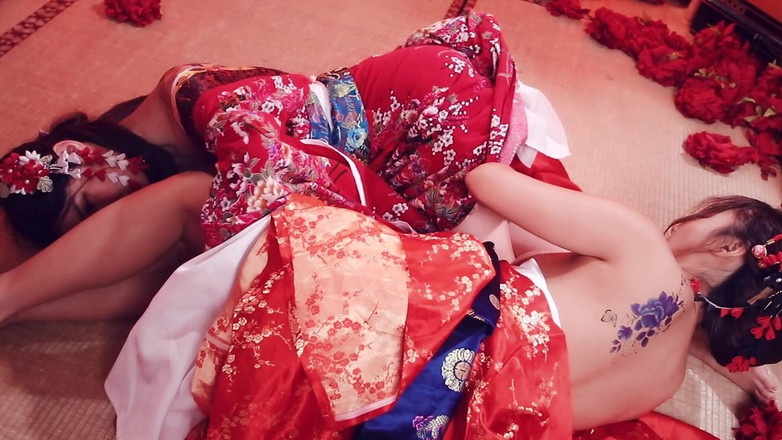 SWAG.live: किमोनो के नीचे - दो वेश्याएं जोर से चुदाई करती हैं।