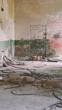 Buty, dżinsy i miażdżące dokuczają w opuszczonym budynku