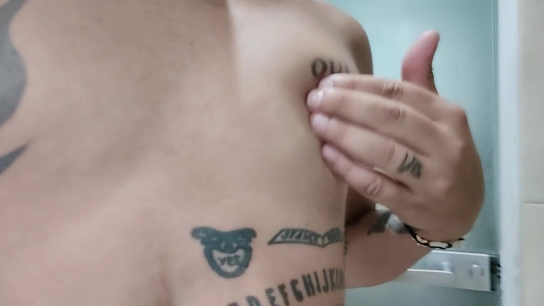 Idmir Sugary: Mostrando seni tatuati e capezzoli con piercing - Seni stringi e...