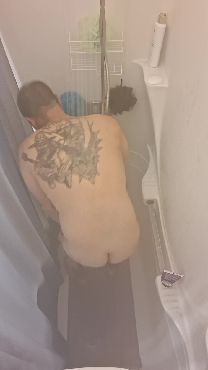 DubeSnackes: DubeSnackes, "샤워 시간", 내 몸 전체에 비누 거품을 문지르고, 내 자지를 문지르면 내 자지가 깨끗한지 확인하세요.