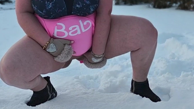 Bastet: Femdom. Hai người phụ nữ ngực khủng đi tiểu khỏa thân...