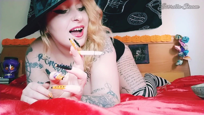 Estrella Steam: Witch smokes while playing with the smoke