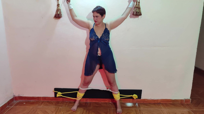 Queensofthefeet: Muž mě svazuje provazem rukou a nohou, aby mě lechtal...